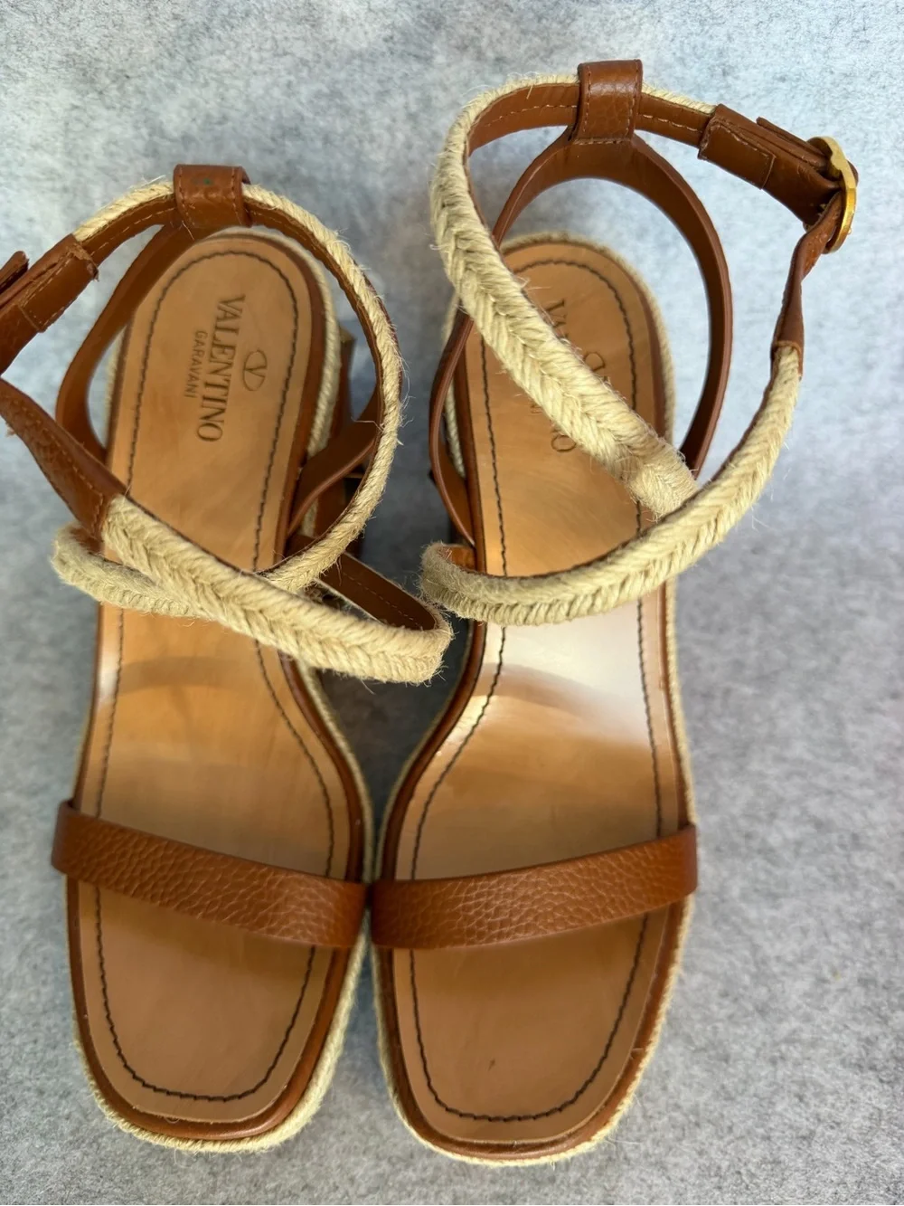 •4 Valentino Garvani Roman Stud Quilted Wedge Espadrille Sandals 39